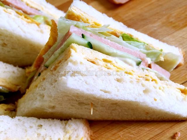 来个近照吧！我用的吐司比较大，所以用料也比较多哦！