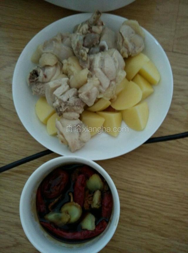 把鸡腿剁块，焯下
土豆切块，
调料都放在一起，调成汁
