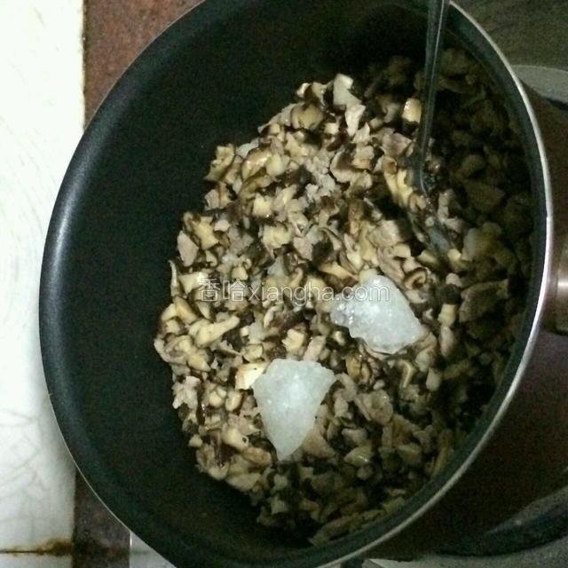 再加两块冰糖（根据口味可自己调整，我们家喜欢吃甜所以加比较多）