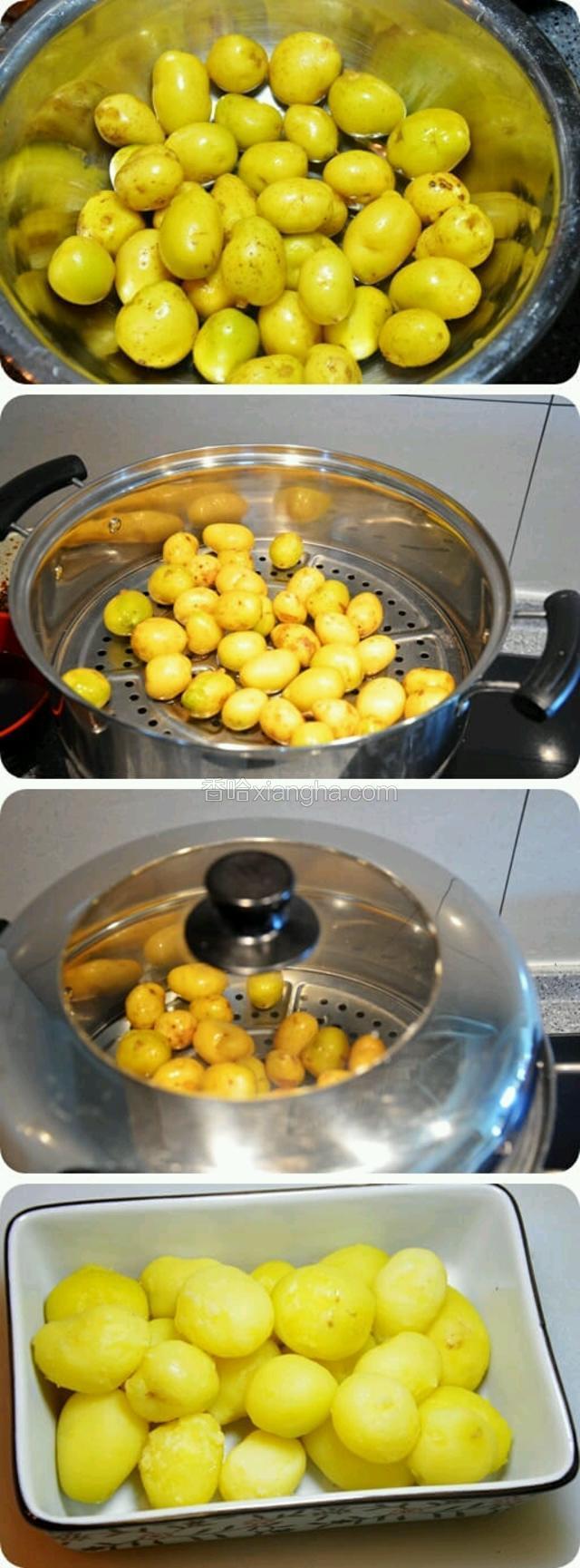       先将小土豆清洗干净，放入蒸锅大火蒸制25分钟；　　蒸熟后放凉，将土豆皮剥掉；　　