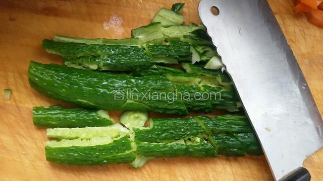 黄瓜洗净用刀拍开在切块