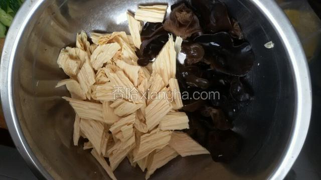 水发黑木耳和腐竹洗净备用