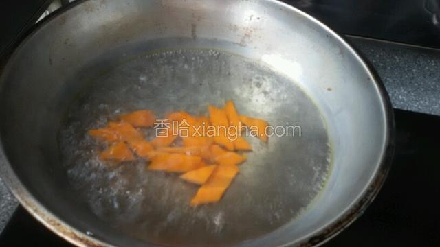 用煮锅放入清水，水开焯下胡萝卜片，捞出过凉水