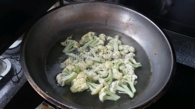 在焯下白菜花一分钟，捞出过凉水