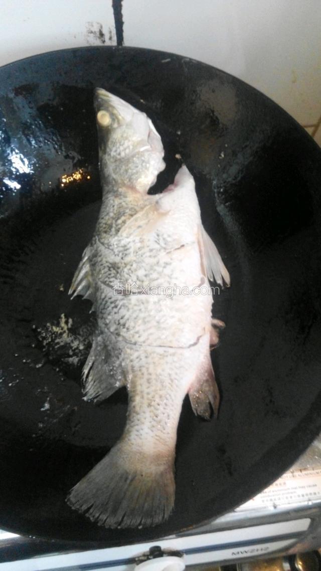 烧红煱下油，小火慢煎魚二面约七成熟，取出備用