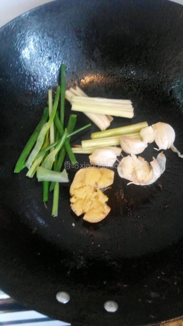 熱鍋下油爆香羌，蒜，葱，香茅