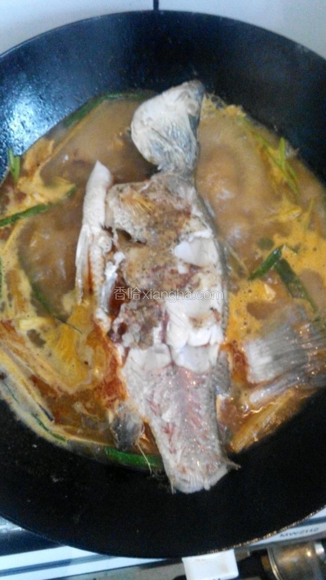 把魚重新放入湯计內煮熟