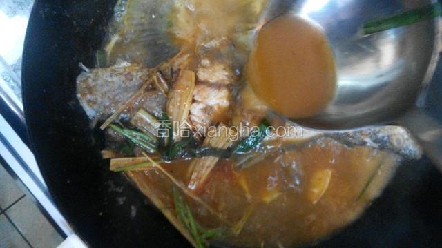 不停把湯计淋上鱼身