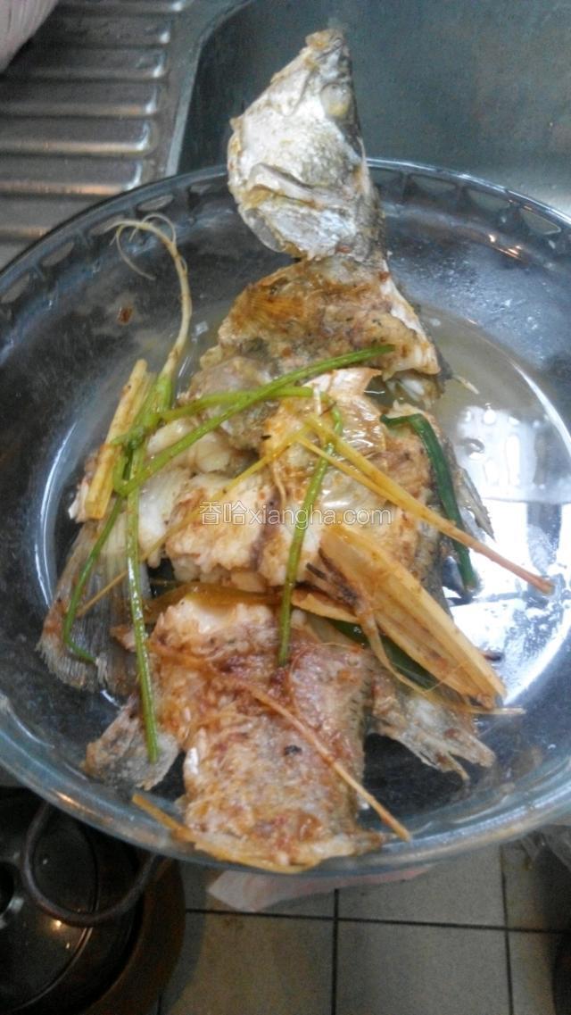 魚煮熟後捞起放入容器