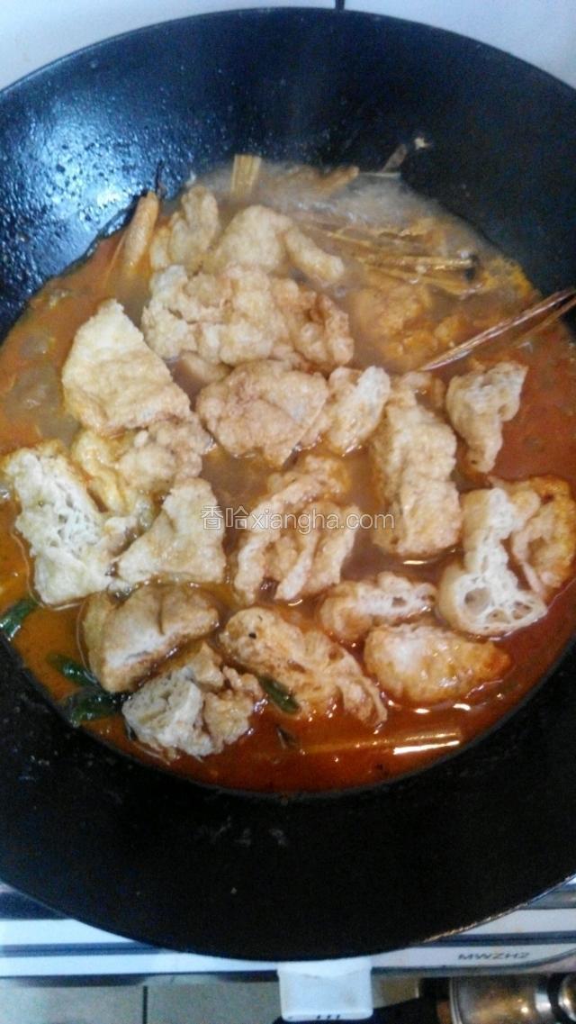 在湯汁里加入面筯