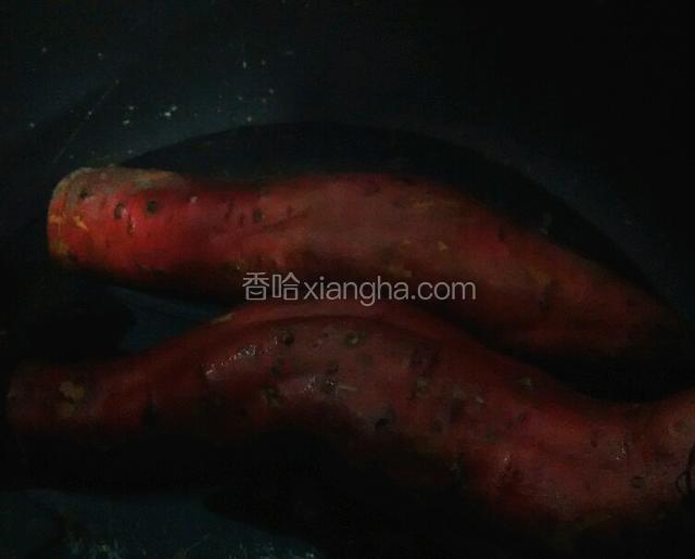 番薯放入电饭锅蒸熟