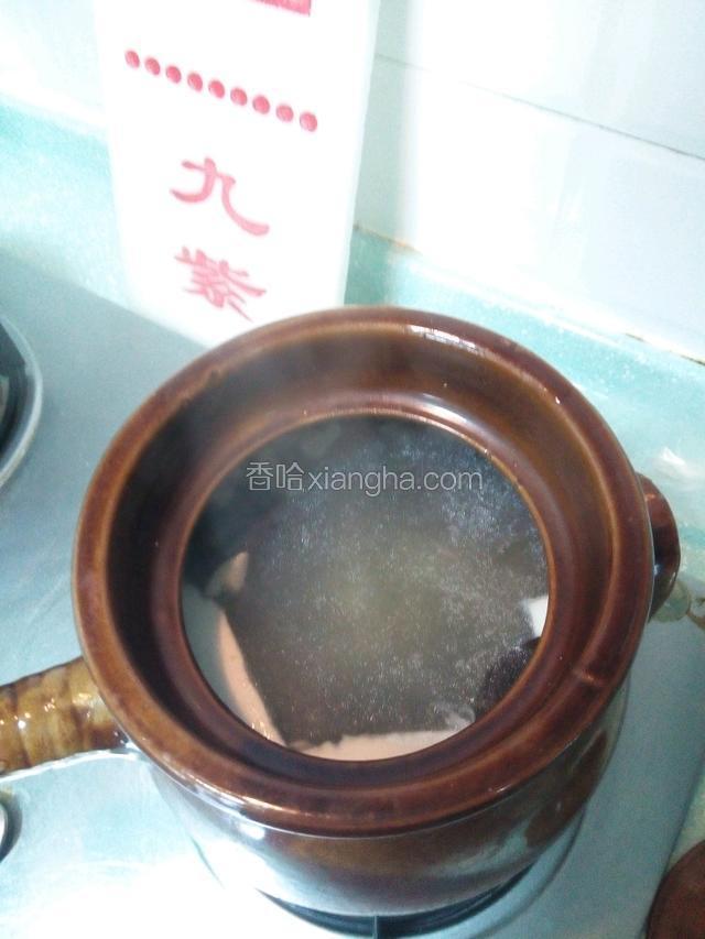汤煲里加清水后放进所有药材和猪骨，海参，花胶后下，大火将水煲滚后转小火～