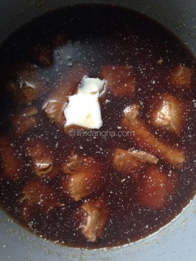 把腌制好的排骨和卤汁一起倒入电饭锅，再加入少许盐，生抽，黑胡椒粉和猪油。搅拌均匀。
按下煮饭键就可以了。
这一步就和平时煮饭一样！！