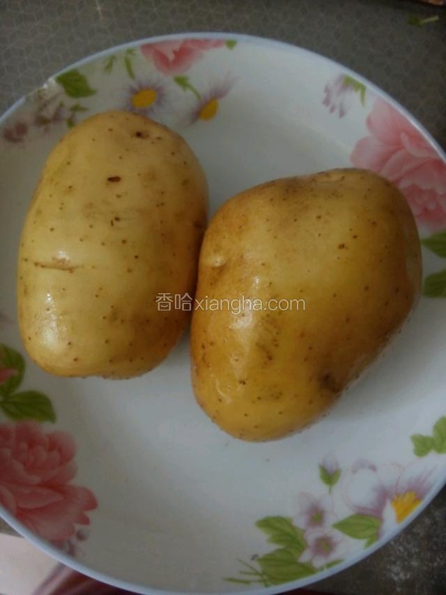 将两个土豆洗净。