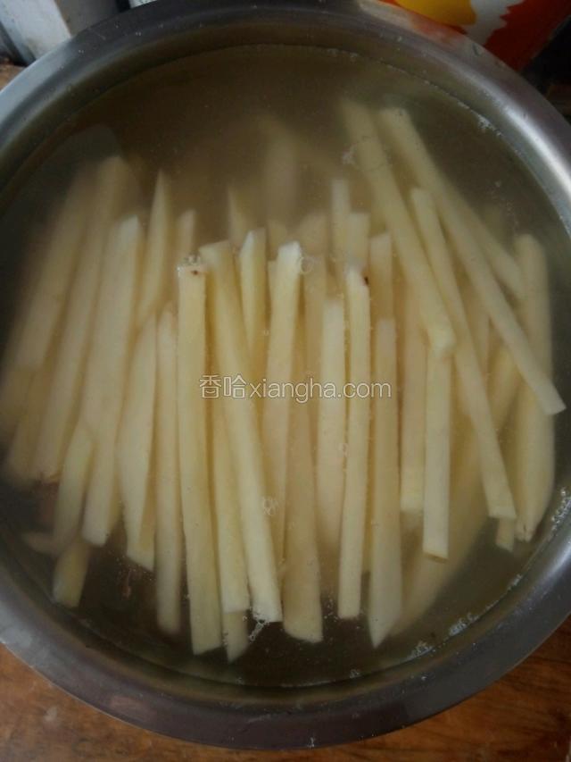将土豆放入水中泡两边，为了更好的去除淀粉哦。
