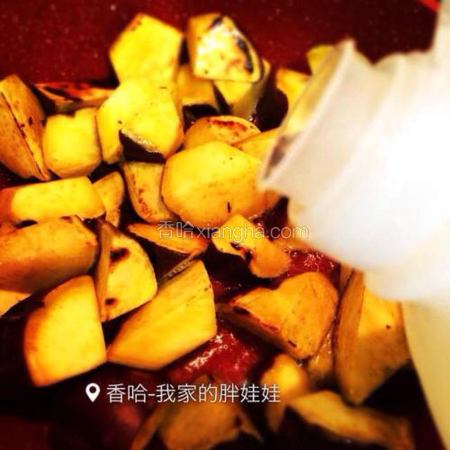 红薯煎到上色后，倒入适量色拉油，开始炸