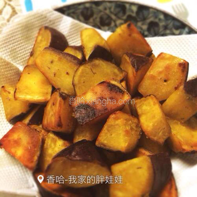 把熟了的红薯装盘备用