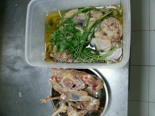 把准备的料放一起与鸡腌制20分钟。