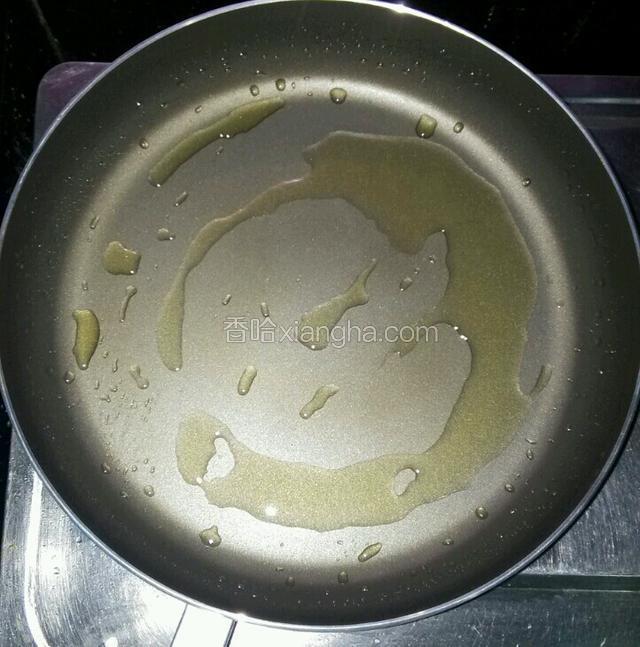 平底锅大火烧热入适量调味油