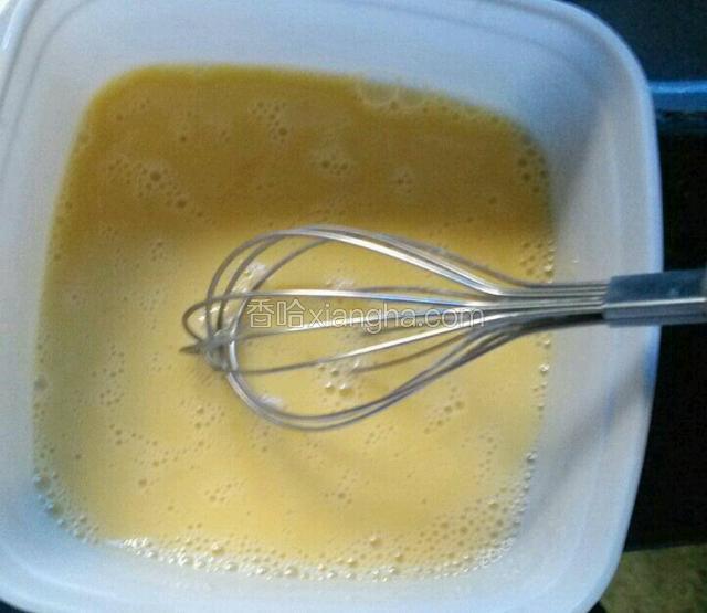 鸭蛋打入碗中用打蛋器打散