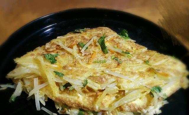 再次撒上孜然粉，椒盐粉和香菜装盘即可