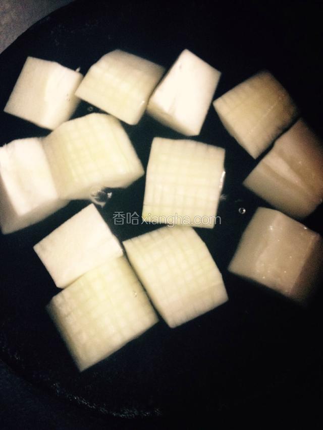 锅里放水烧开，倒入备用冬瓜大火烧10分钟