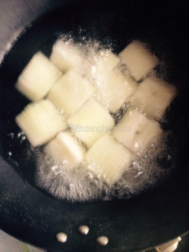 揭开锅盖用筷子能穿透冬瓜就快熟了，这是加3小勺的盐再煮5分钟