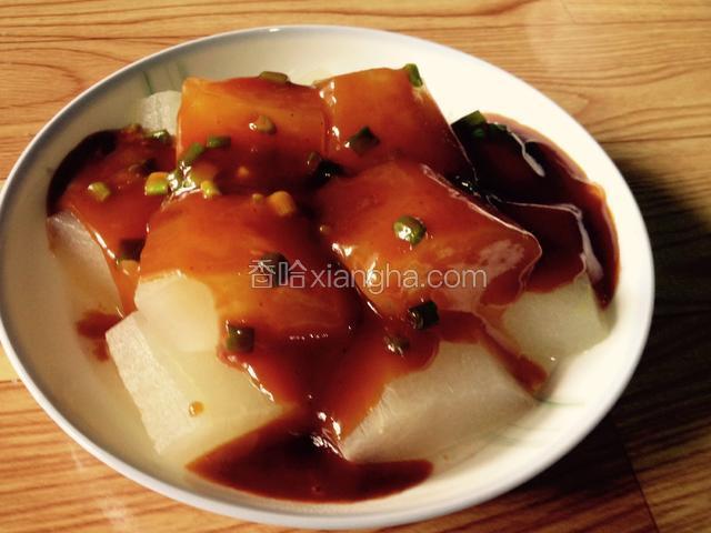 把番茄酱汁淋在备用的冬瓜上就可以来吃啦