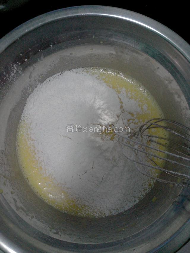 面粉也分3次加入蛋黄液中搅拌均匀