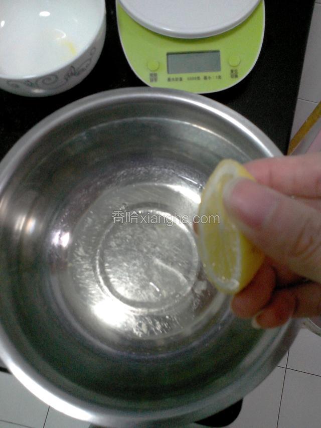 接下来可以打蛋白了，加入几滴柠檬汁。放蛋白的盆一定要无水无油的，在鸡蛋分离的时候也不能滴到一点蛋黄。