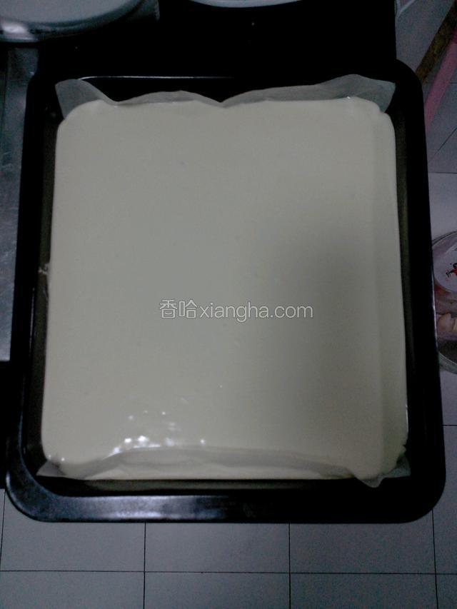 倒入铺有油纸的烤盘，并摔几下，震出气泡，放入烤箱30分钟左右就好了。