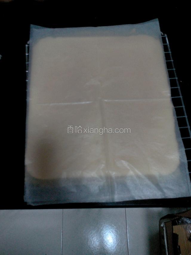 取出烤盘，移到烤架上放凉