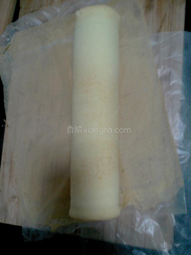 涂上花生酱（可以涂你喜欢的果酱或奶油），用擀面杖辅助卷起，放冰箱冷藏二三十分钟。