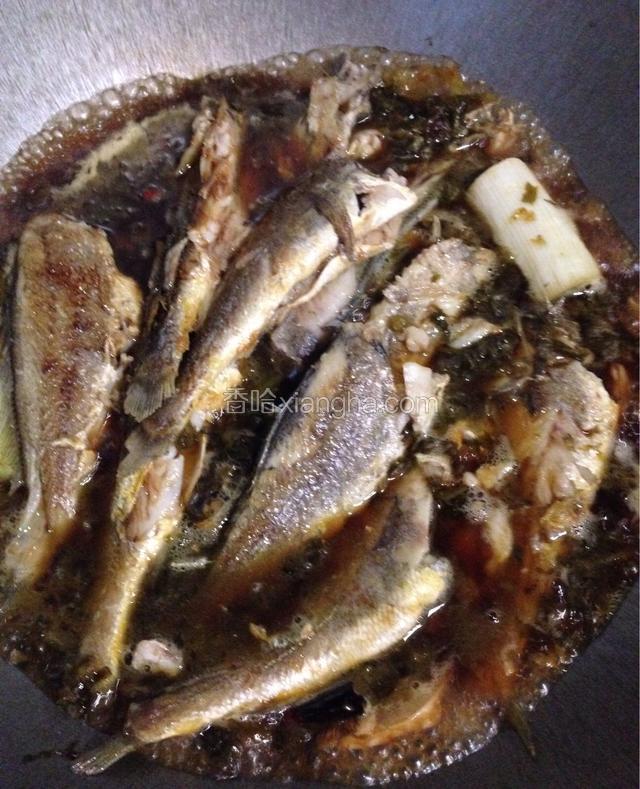 炒锅放入雪菜炒香后，加入煎好的鱼，放入少许料酒，白糖，生抽，调味。加入适量的开水，大火煮3分钟，转小火闷5分钟。
(因为郫县豆瓣酱和雪菜都是咸的，所以我就不加盐了，如果需要重口味的可以自行添加)