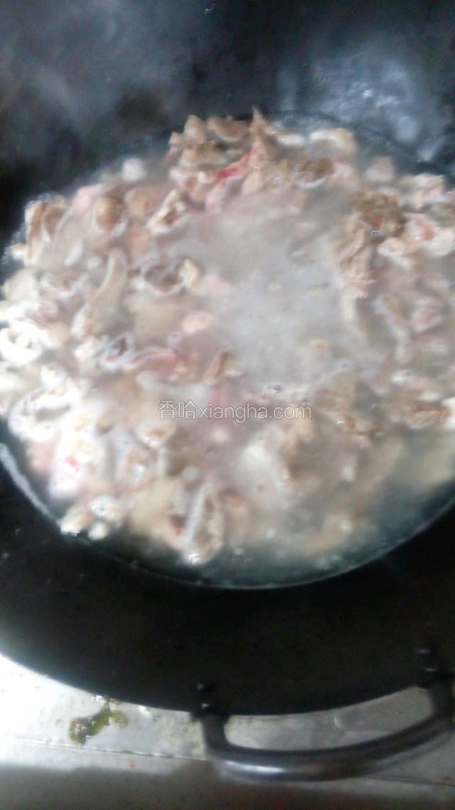 猪头肉用冷水调水。水开即可。