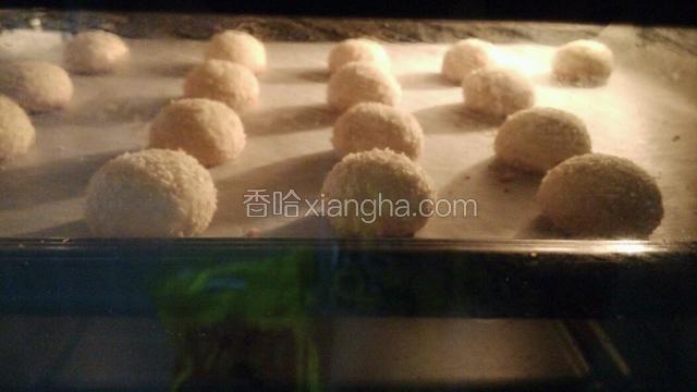 烤箱预热，上下火中层165℃烤15分钟，再移至上层烤10分钟，用余温闷一会即可。