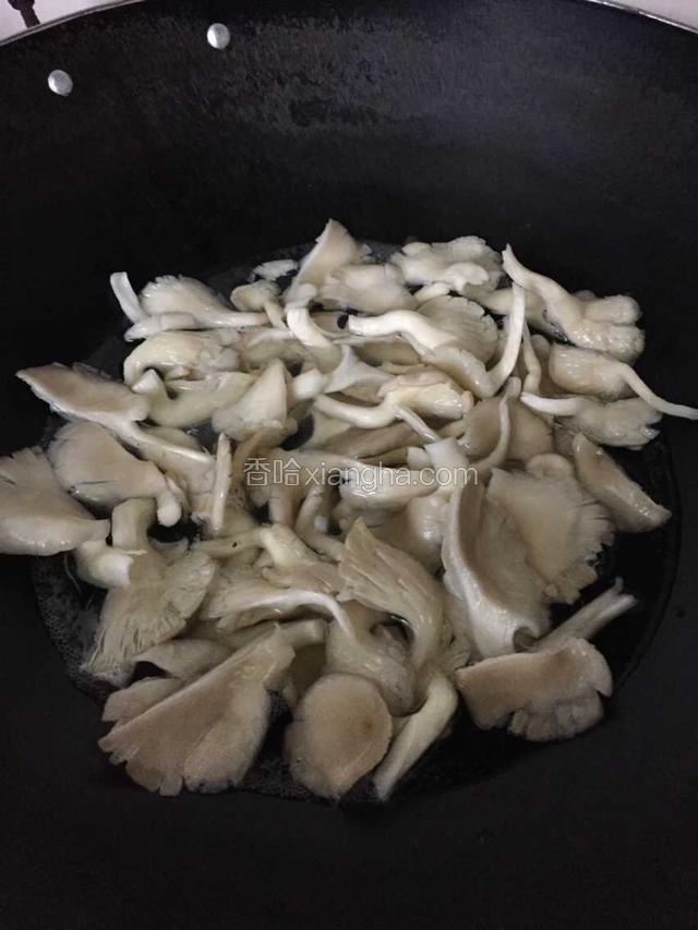 锅里烧开一些水，把平菇绰一下，捞出滤干水分
