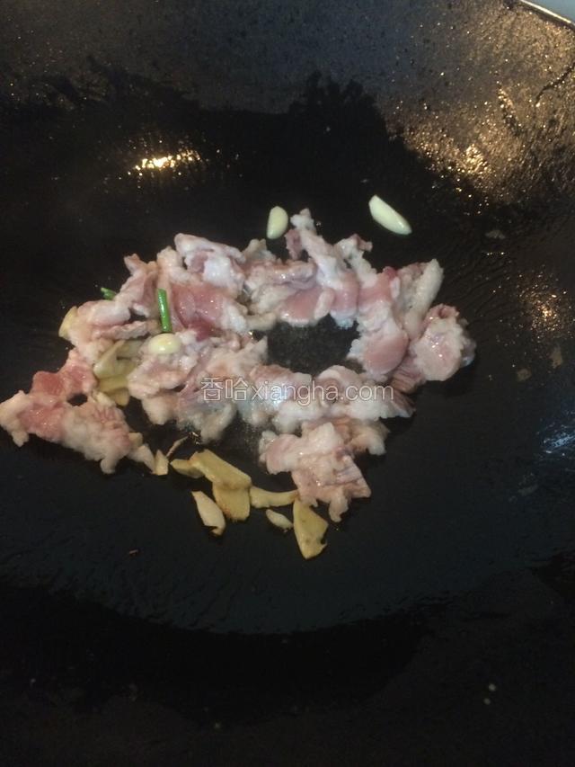 锅里热锅凉油，放入肉片姜蒜片爆香炒至肉片变色