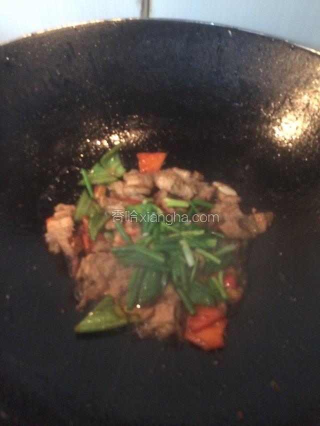 加入葱段继续煸炒