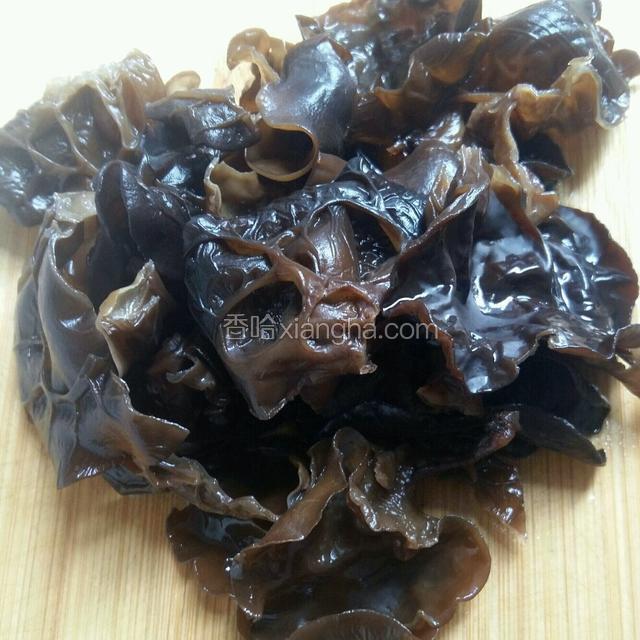 黑木耳用凉水泡发，去芥蒂。撕成小朵