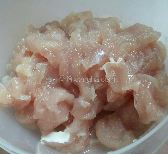 切好后的瘦肉加一小勺盐，用手抓几下。腌制十分钟左右入味。