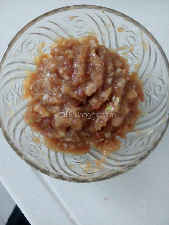猪肉剁碎成馅，葱姜剁碎合在肉馅里，在放上全材料拌匀备用。

