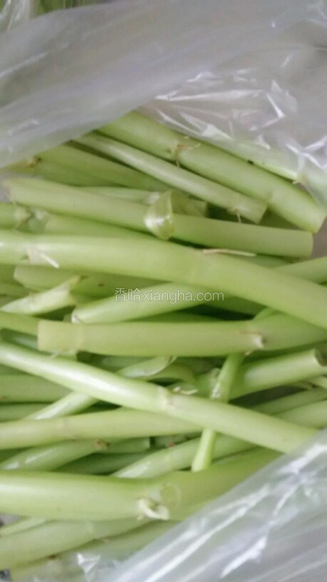把买回来的空心菜叶子摘下。就剩下杆。