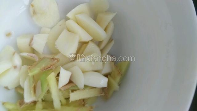 把香菇洗好切成片，放一点盐。以备用。把生姜和蒜也切好。以备用。