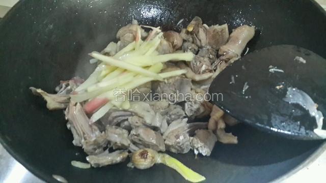 小火炒鸭子一分钟后放入子姜