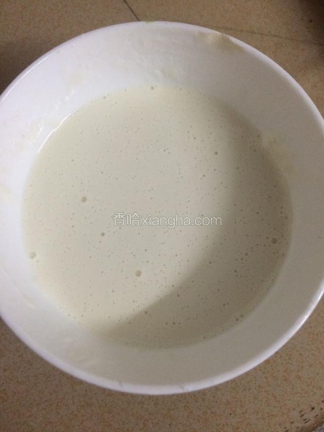 如图按照配件表的的量把面粉和生粉加入少量的水，和成面糊，不能太稀或太浓稠…