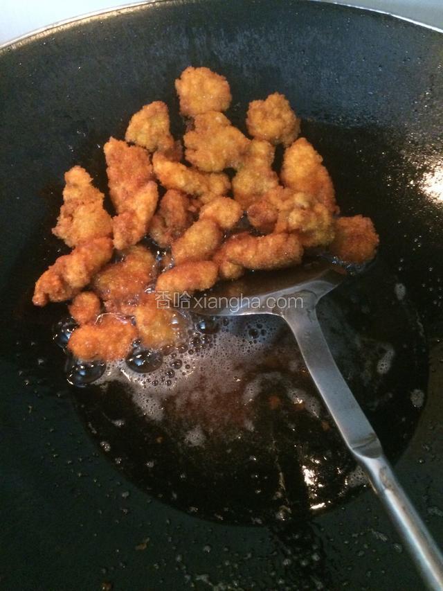 然后用锅铲轻轻铲起鸡块，开大火将油继续烧热，再滑入鸡块，复炸一次，更加香脆