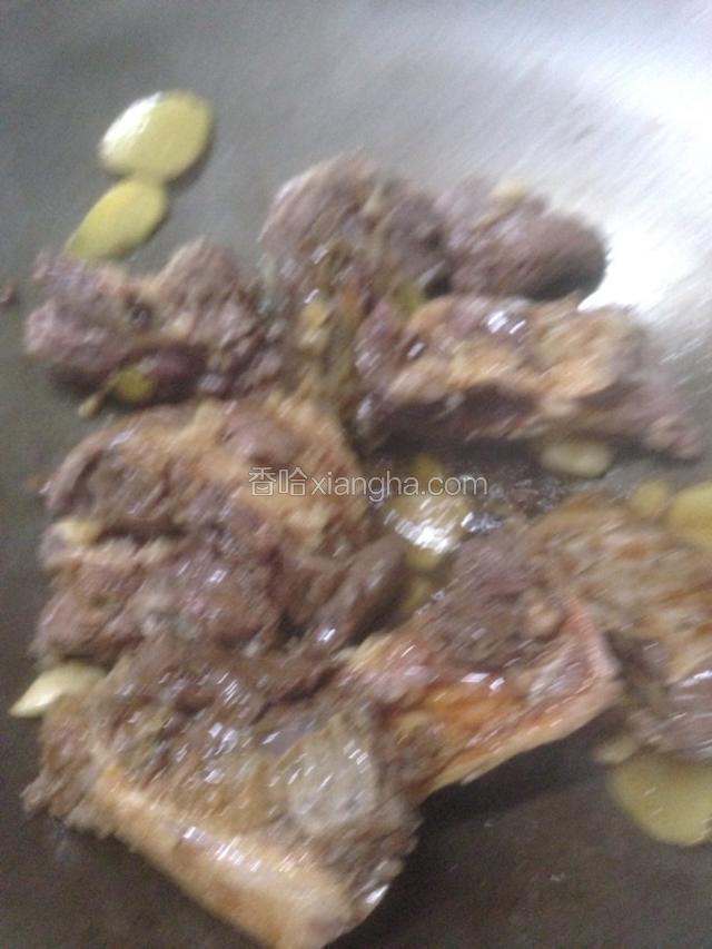 煸炒一会儿后放入盐，鸡精，酱油调味再翻炒一会