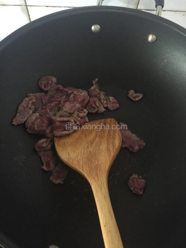 起油锅，先把抓好生粉的牛肉倒入锅里快炒，牛肉变色好即可捞出锅至碗里
