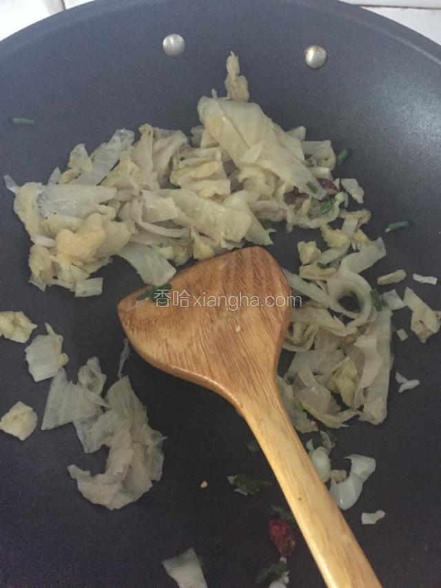底油加入葱姜蒜红椒爆香后，加入切好的酸白菜丝大火炒